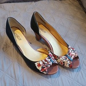 Cute floral heels! Very comfortable!